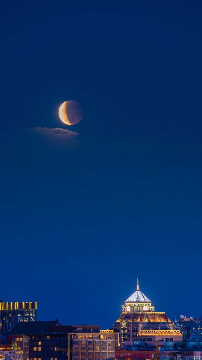 5月27日超级红月77月全食只可惜北京傍晚东方有比较厚的云看不见