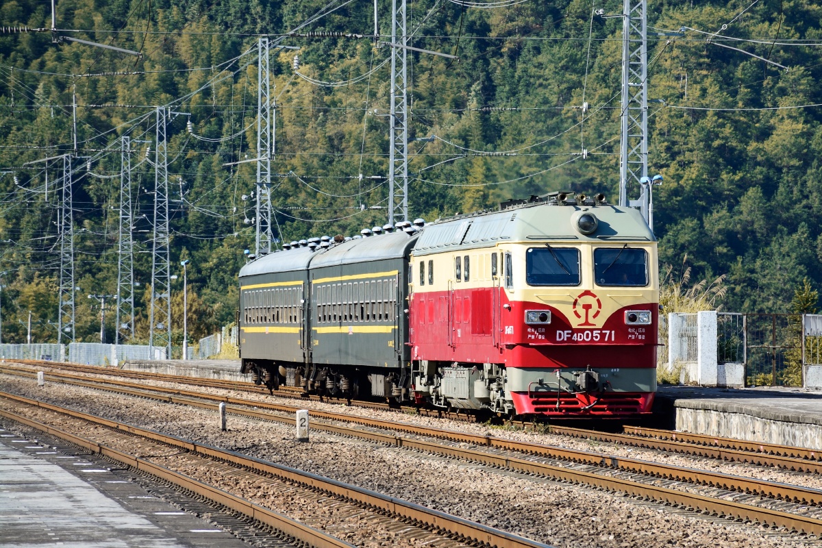 上陵站东风4D-0571。