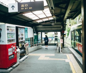 468735