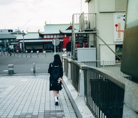 468745
