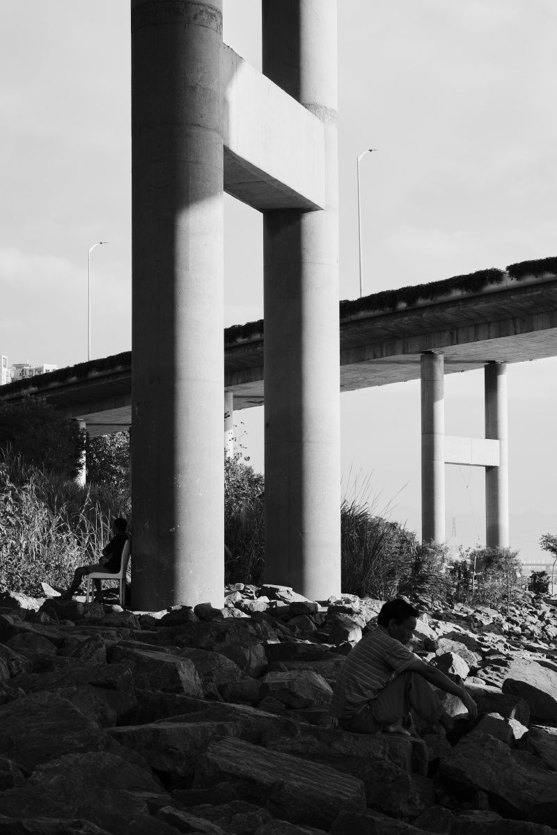 午后寂静的桥下总会散落着三五人闭目纳凉的游客慵懒睡觉的流浪汉静等