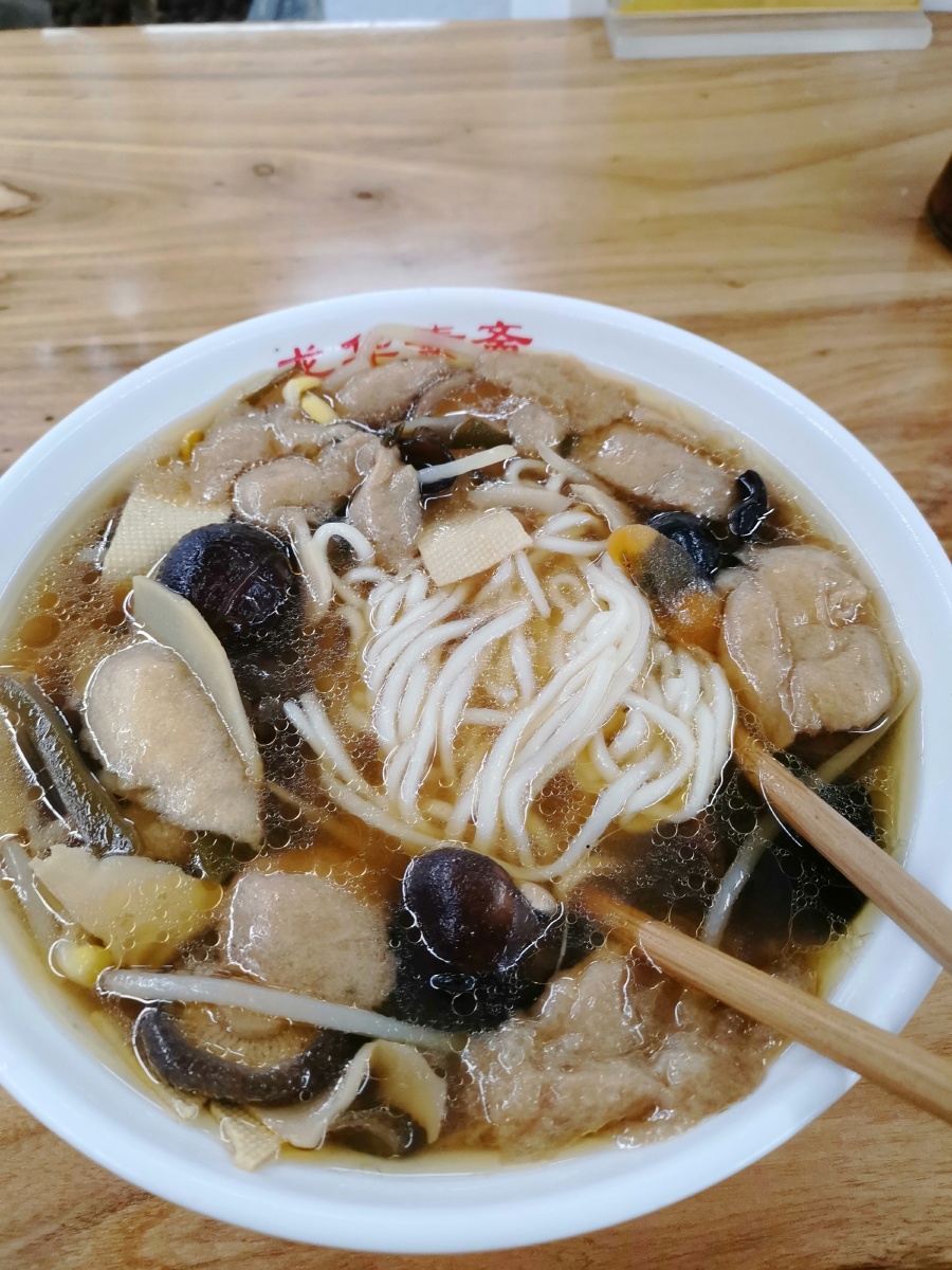 龙华寺的素面15元一碗先吃面后付钱免费续面续浇头尽显大寺的气概