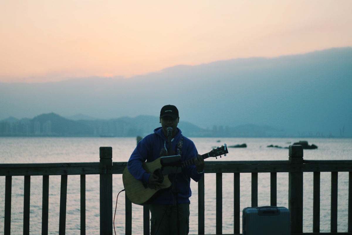 一个22岁的少年 @民谣阳子 这是他带着吉他旅行的第五年五年间走过了