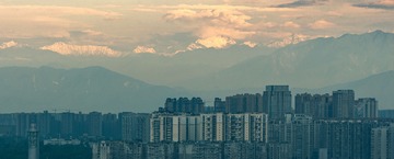 在成都遥望雪山
