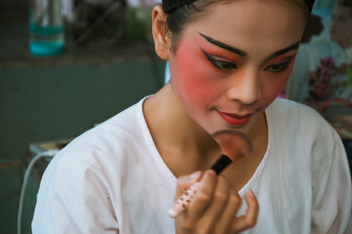 乡下逢年过节的时候会请戏班子来演戏 红胭脂元宝嘴,眉毛入鬓眼神精神