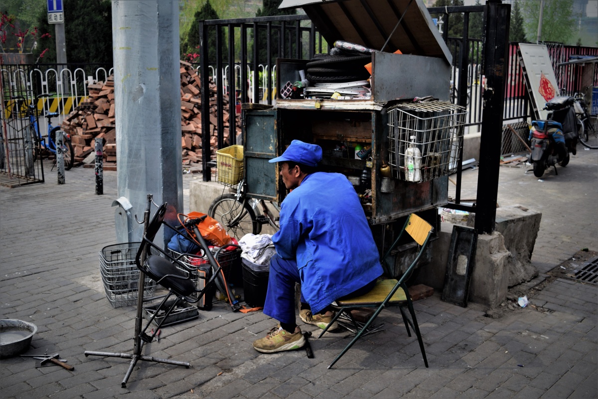 修理摊修车摊位图片修车摊自行车修车摊修自行车摊位图片修车人图片