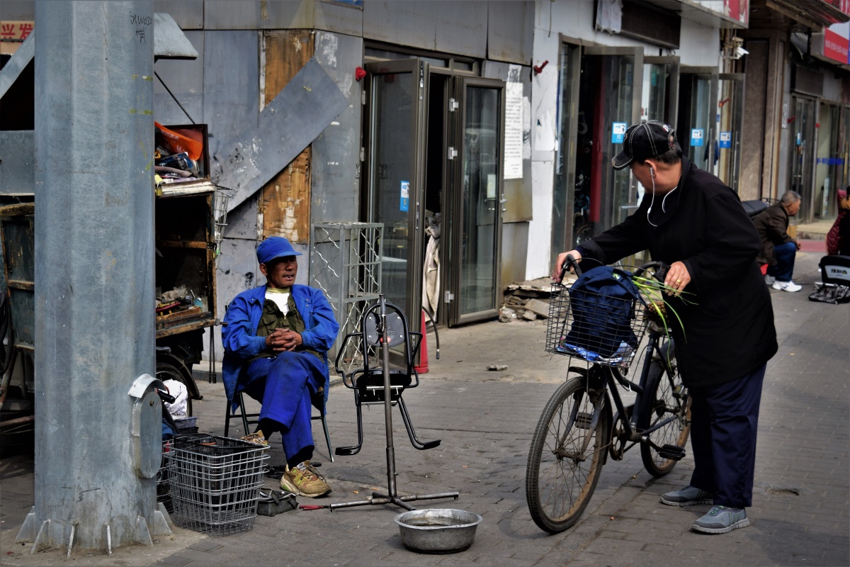 像这样的修车摊位似乎曾经每个居民区都会有一个,随着拥有自行车的人
