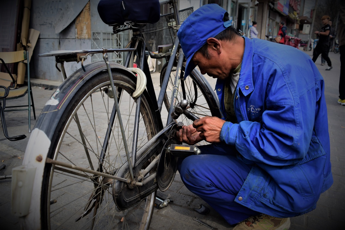 像这样的修车摊位似乎曾经每个居民区都会有一个,随着拥有自行车的人