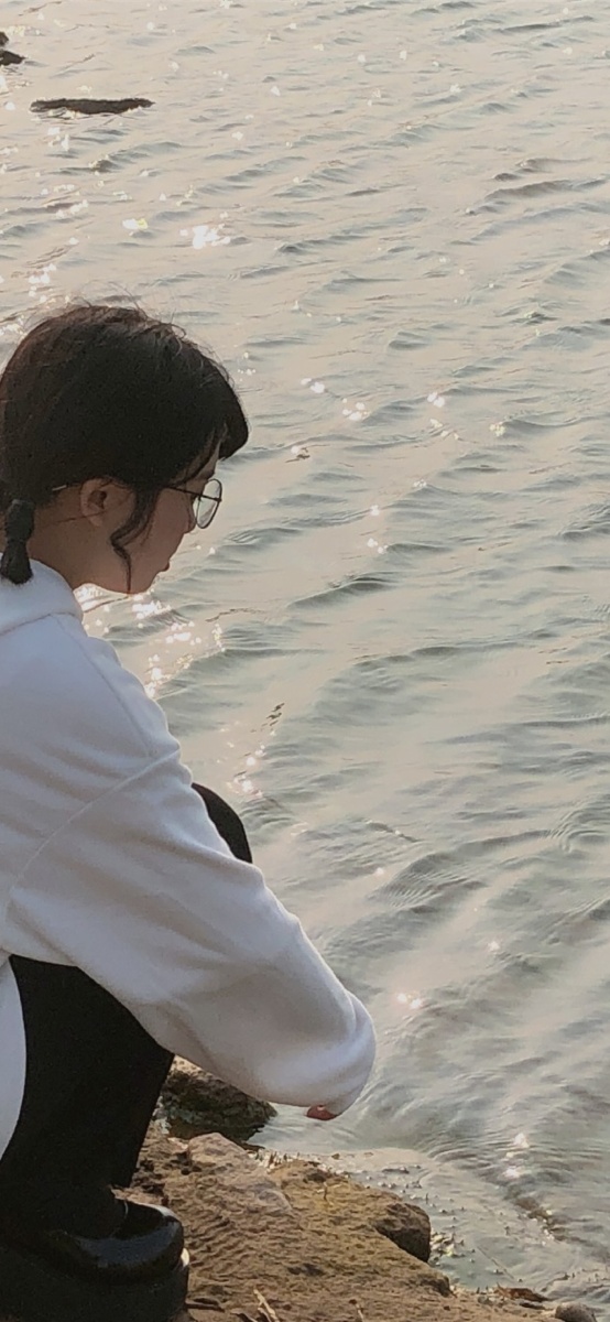 夕阳下的江闪闪发亮