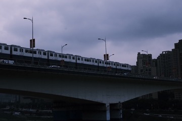 911520