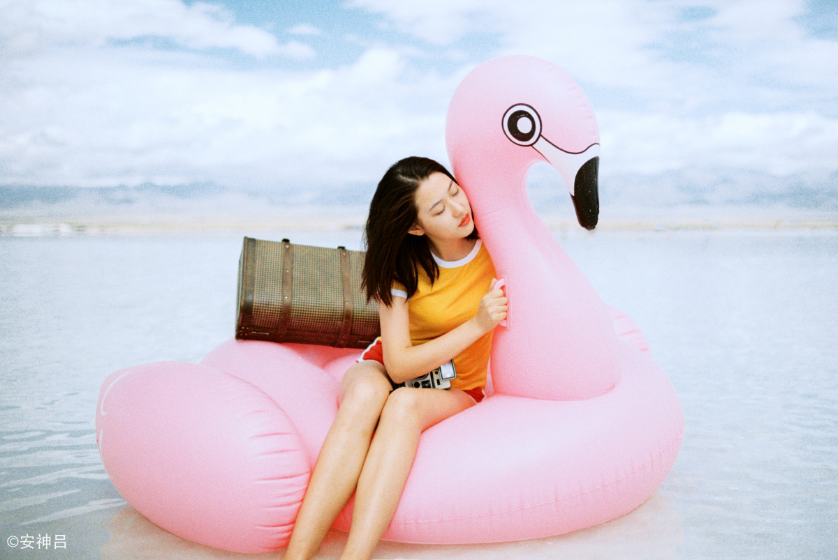 生活是彩色的,青春是五彩斑斓的,旅行是带着幻想的,在沙漠骑游泳圈