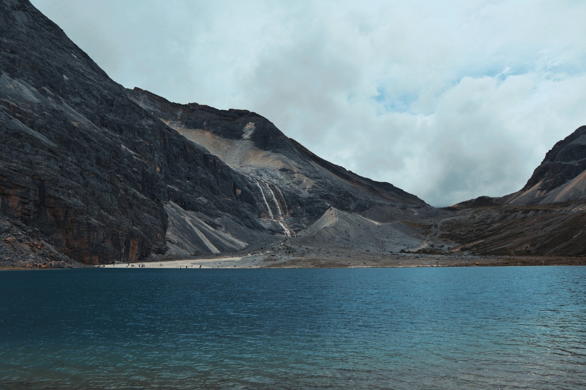 川西之旅海拔4700米徒步八小时之牛奶海五色湖
