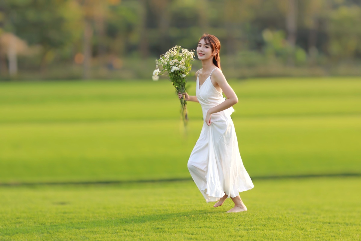 送走夏日里最后一缕火热的娇阳你牵了稻穗的手一路搀扶着走过季节的长