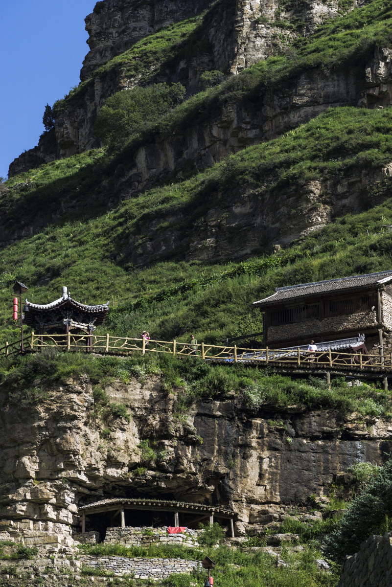 芦芽山悬空村,悬空栈道,悬空寺和悬棺.分布于邻近的两条山沟中.