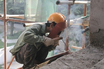 5朱维靖工作中