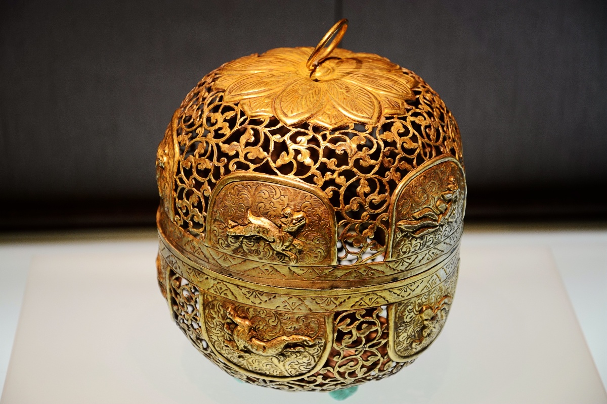 银鎏金麟凤纹香薰