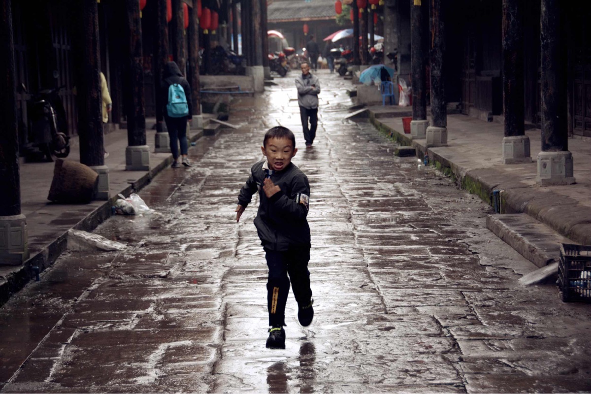 小男孩飞奔着赶回家