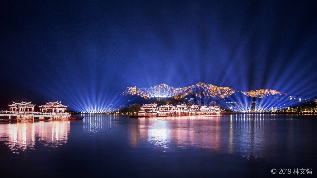 潮州广济桥灯光秀今晚起恢复正常表演 广济桥灯光秀演示时间: 10月14