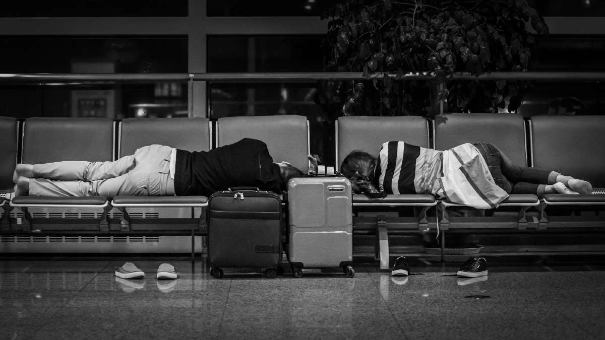 《追梦人》2017年9月18日,西安机场,两名等待转机的旅客在长椅上睡着