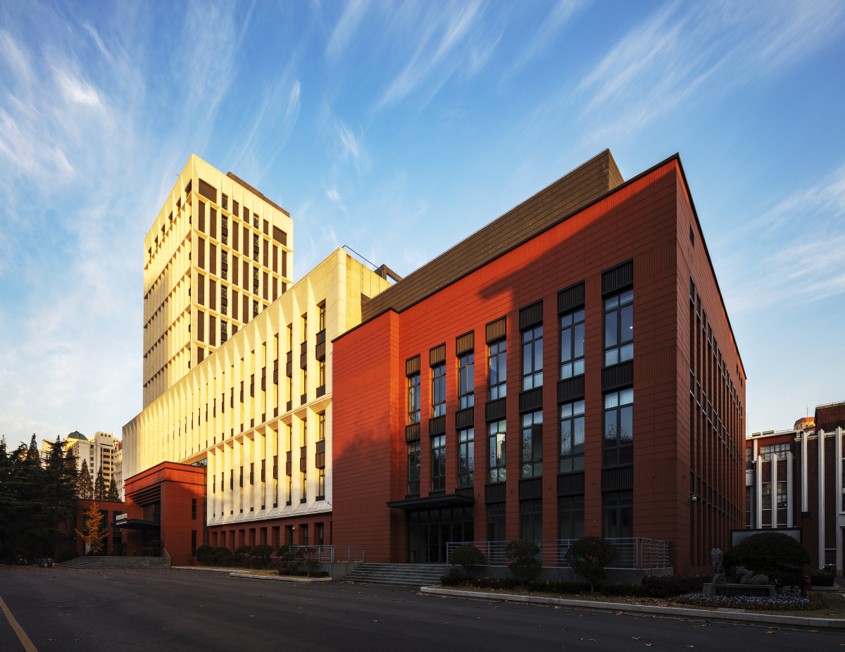 晨光—- 包兆龙图书馆(现安泰管理学院),徐汇校区