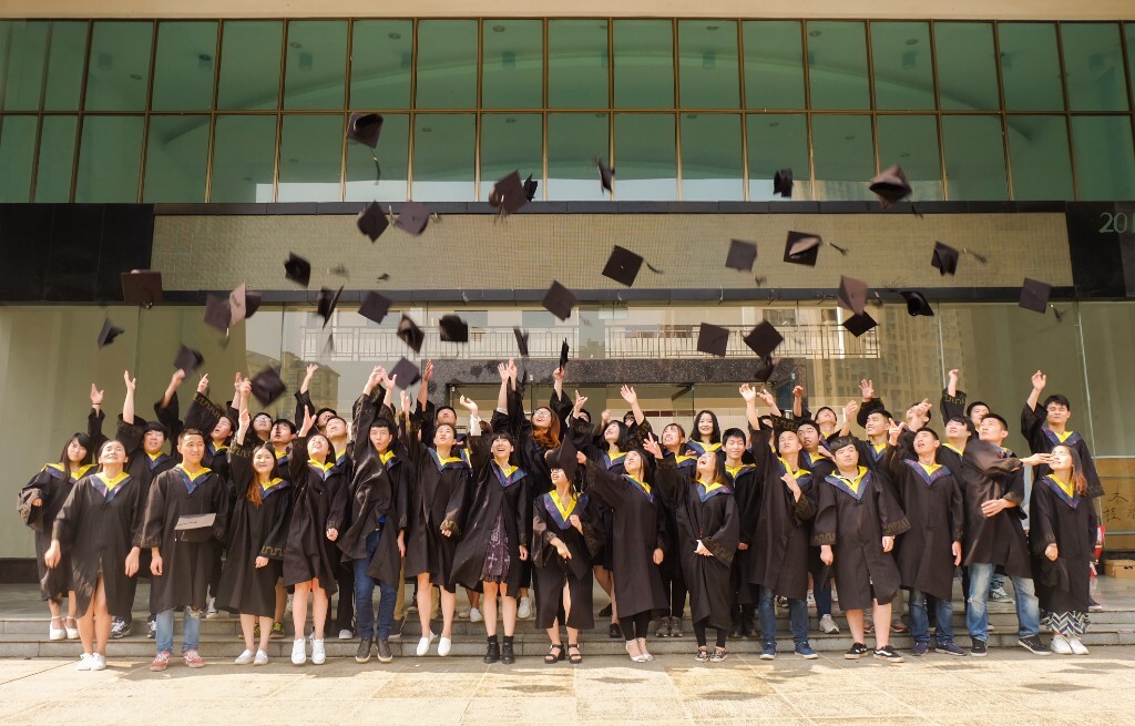 再见了 相互嫌弃的老同学<br />
再见了 来不及说出的谢谢<br />
再见了 不会再有的留堂作业<br />
再见了 我留给你毕业册的最后一页