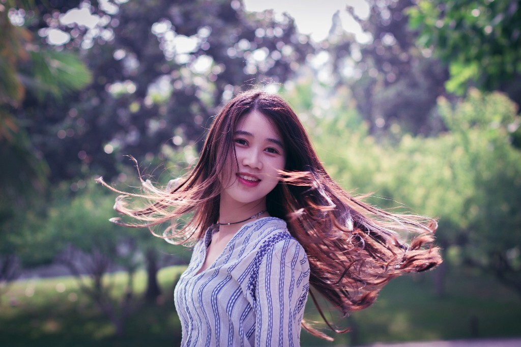         花开是有情，花落是无意。来者是萍水相逢，去者是江湖相忘。<br />
         缘起时，我在人群中看到你。缘灭时，你消失在人群中。