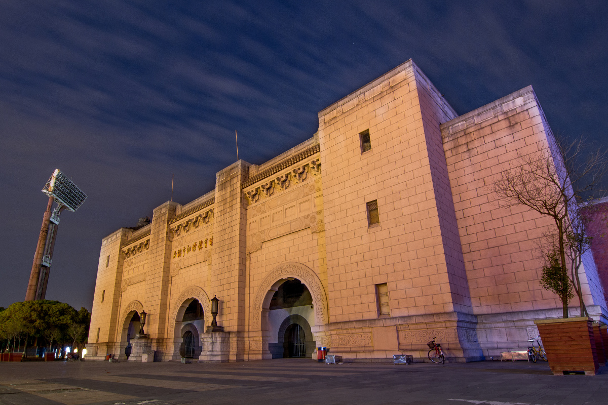 夜晚的江湾体育场