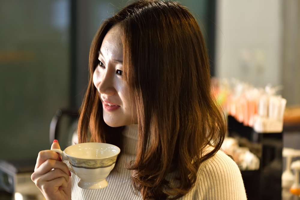 在咖啡厅品咖啡的美女.