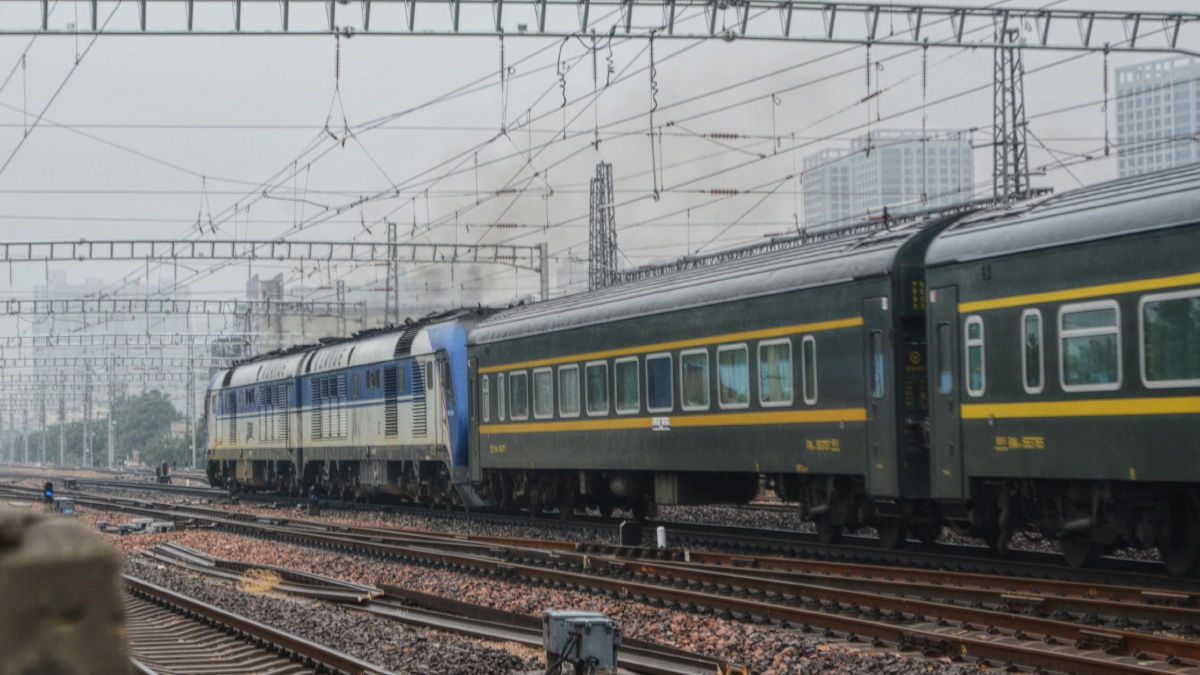 z208次因雨晚点严重得以感受内燃机的轰鸣