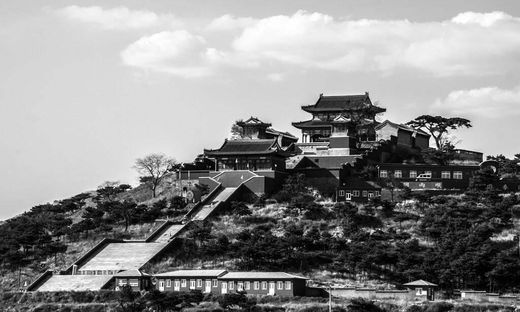 《祥云二郎庙》祥云飘在二郎庙上，寓意吉祥。