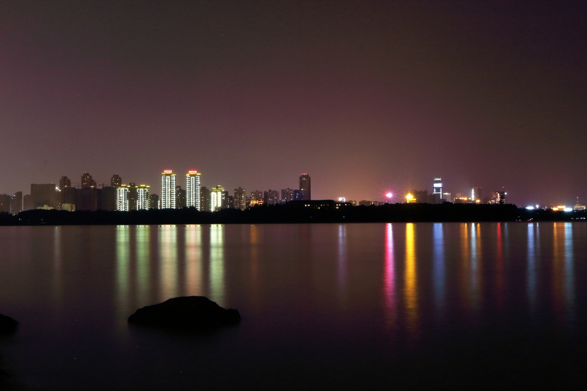 东湖夜景武大凌波门