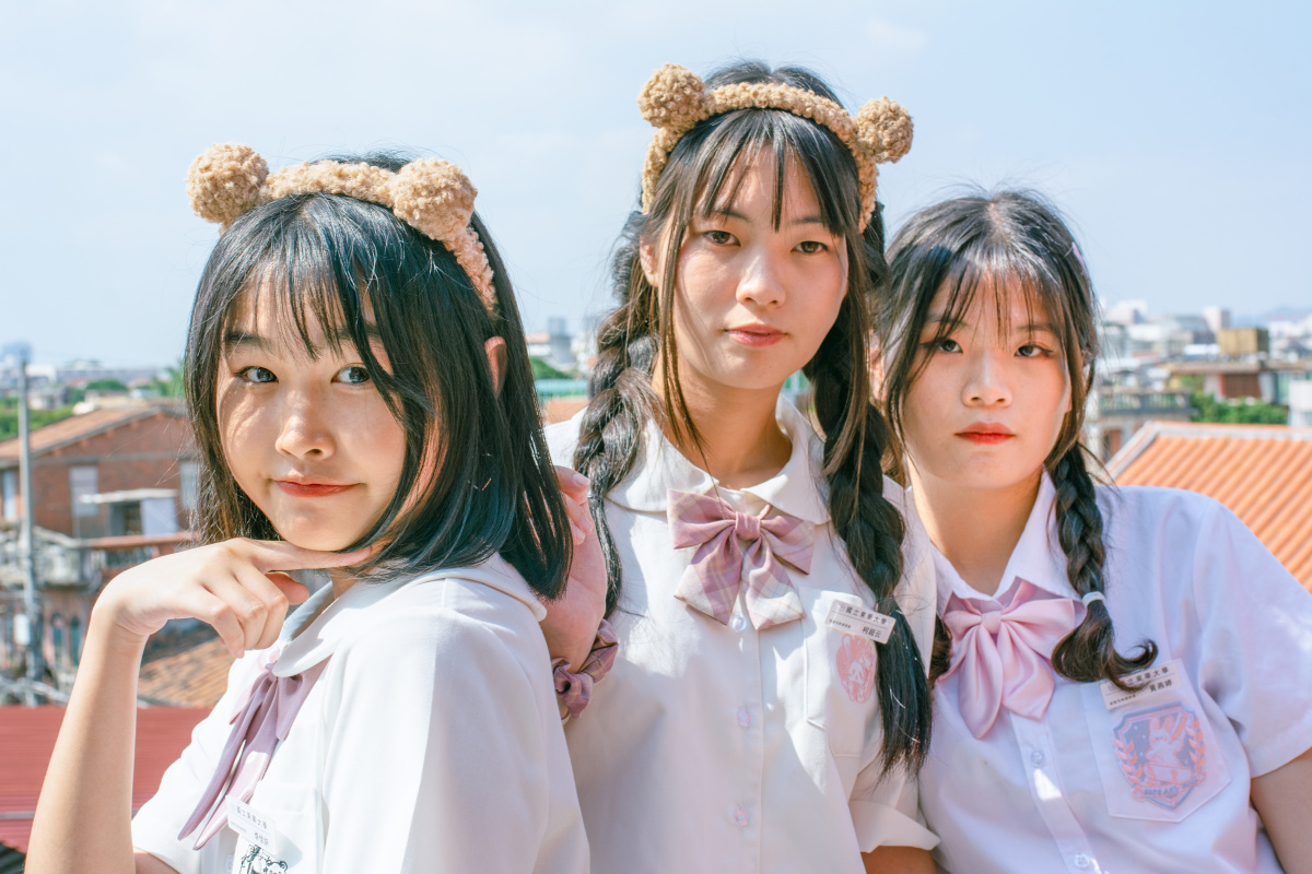 照片校园里同学们拍照一群女生合照青春的朋友18岁小姐妹集体照片真实