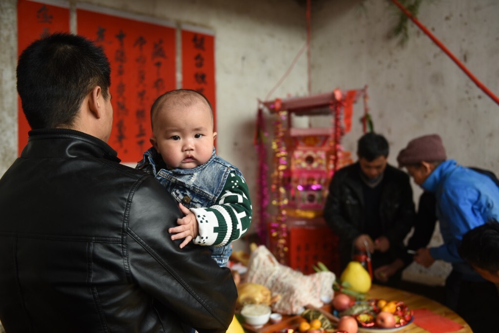 为他上灯的小帅哥。