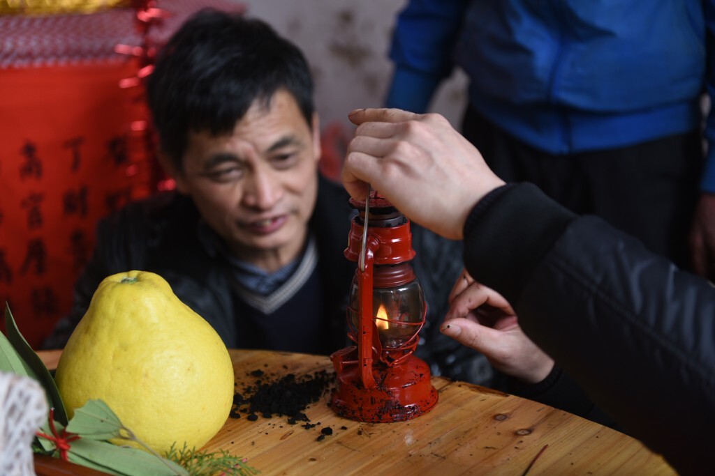 点燃灯火,放入花灯之中。