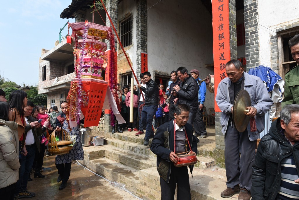 从家里出门到老家最老的厅堂上香祈福。