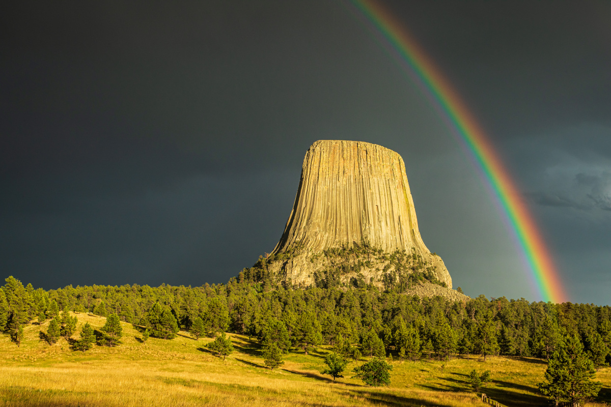 魔鬼塔右边儿的彩虹
