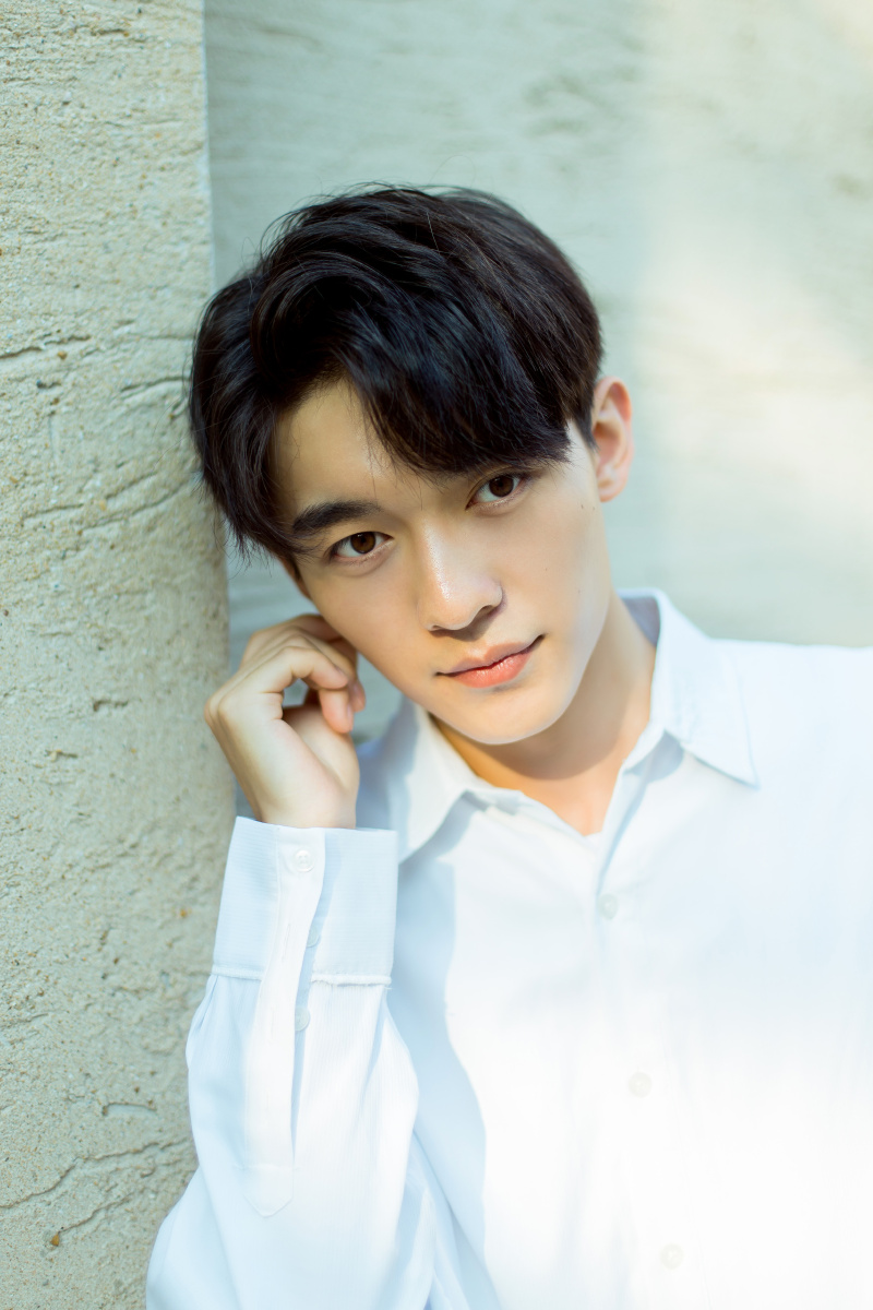 阳光下的少年