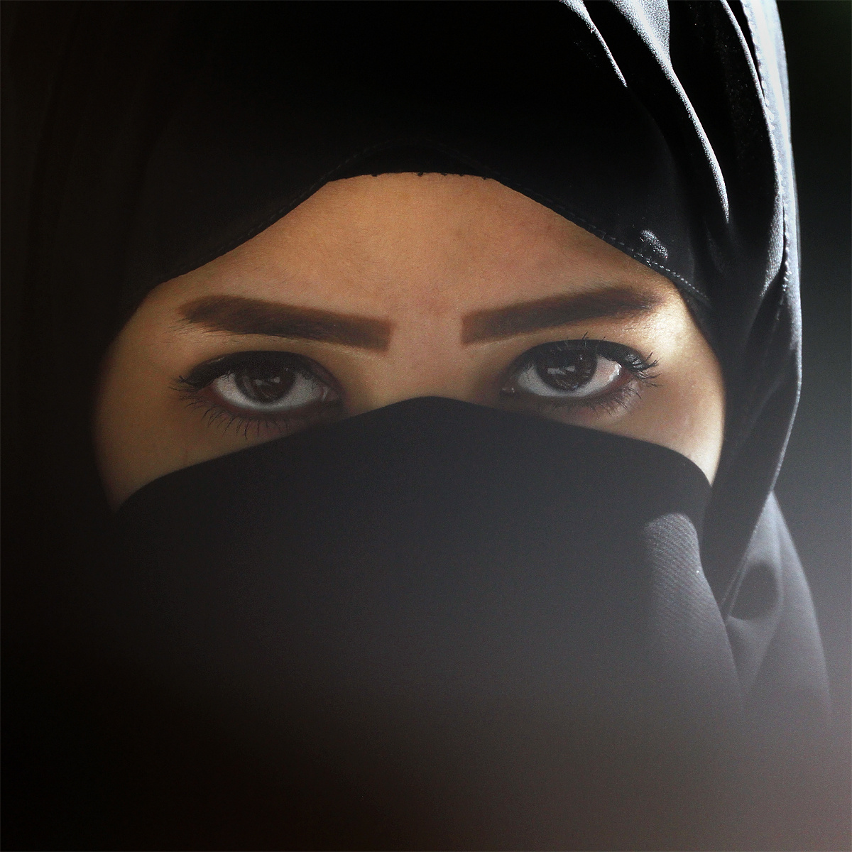 土耳其有很多蒙头巾的女子,拍一张正面凝视的照片需要