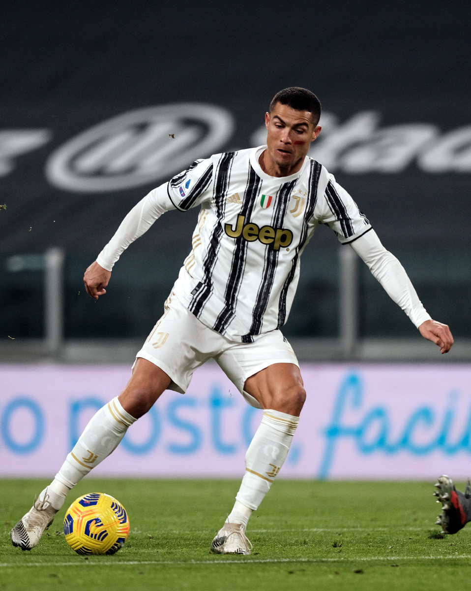 村里依然有破旧的老窑洞