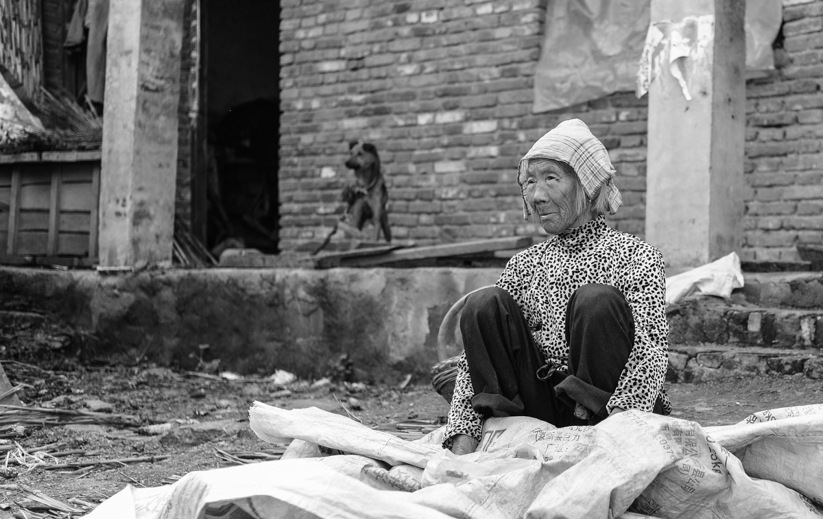 她儿子好像是因为某次事故,砸伤了腰部,走路弓着腰1200_757