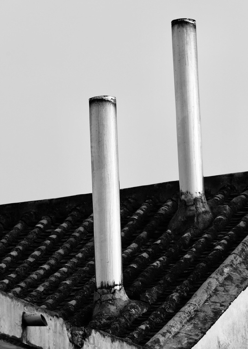 一间屋顶的烟囱像燃烧的烟一样