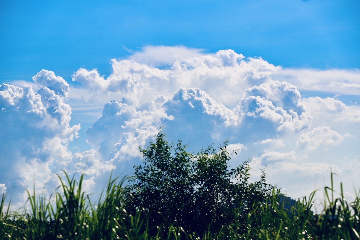 广东虎门威远外环岛路,天上的云彩,宛若一座洁白的雪山.
