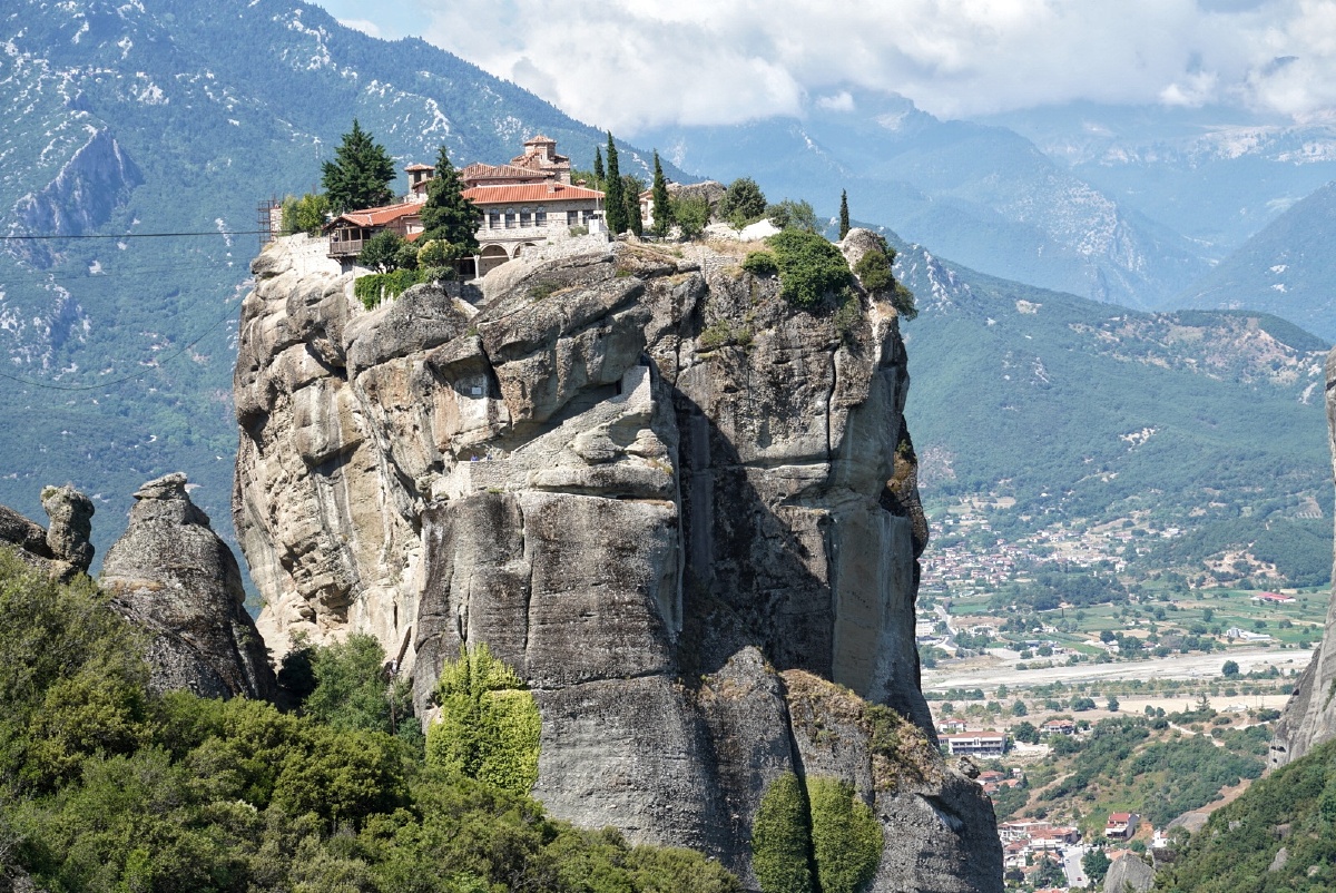 meteora意思是悬在高空的石头感叹大自然的鬼斧神工