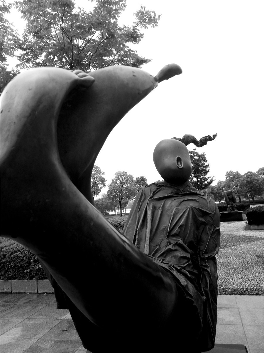 脚下与远方 br /> 此雕塑整体上为一个正在游泳的人.