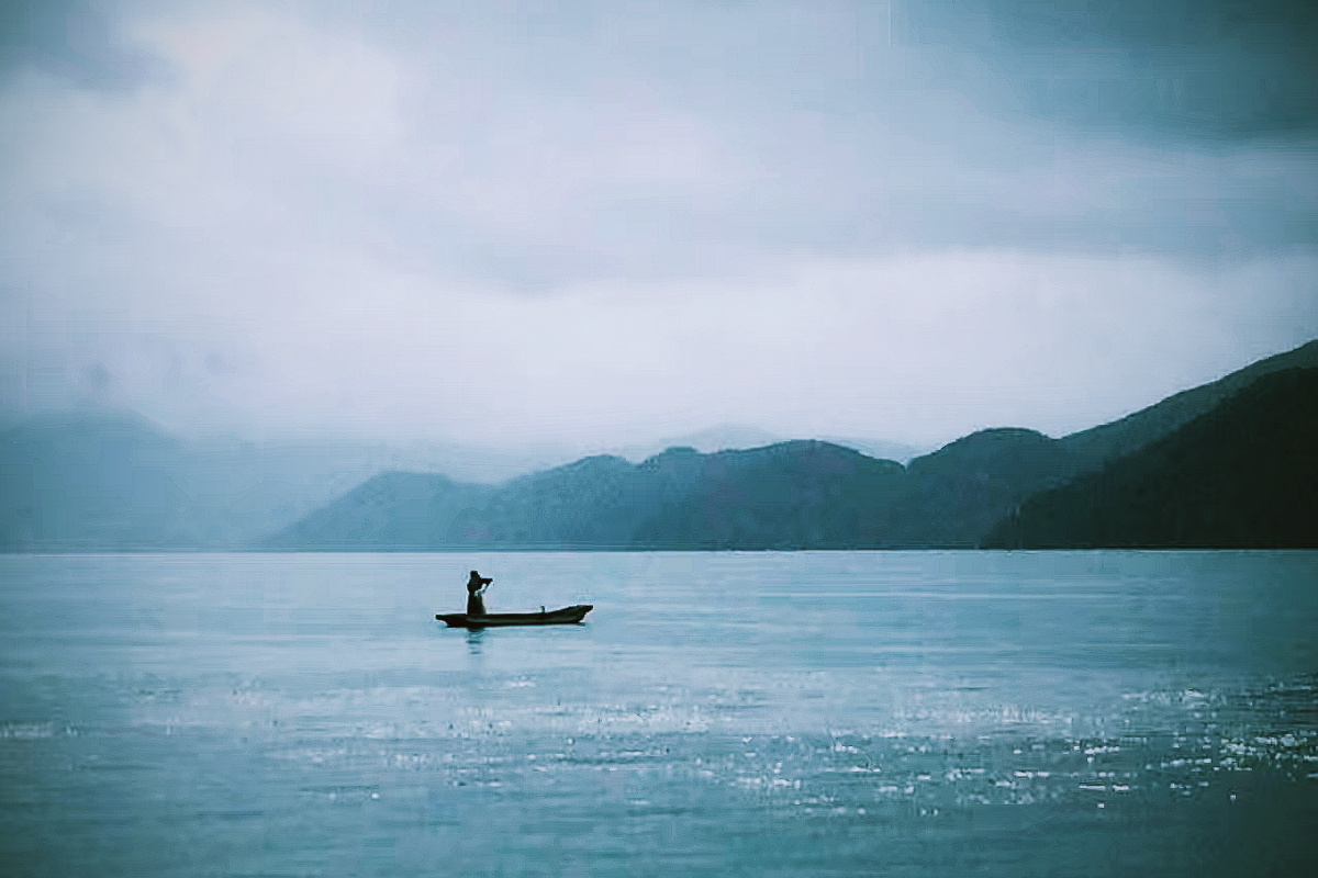 当时下着小雨,看见当地人划着小舟觉得蛮有意境的,就按下了快门