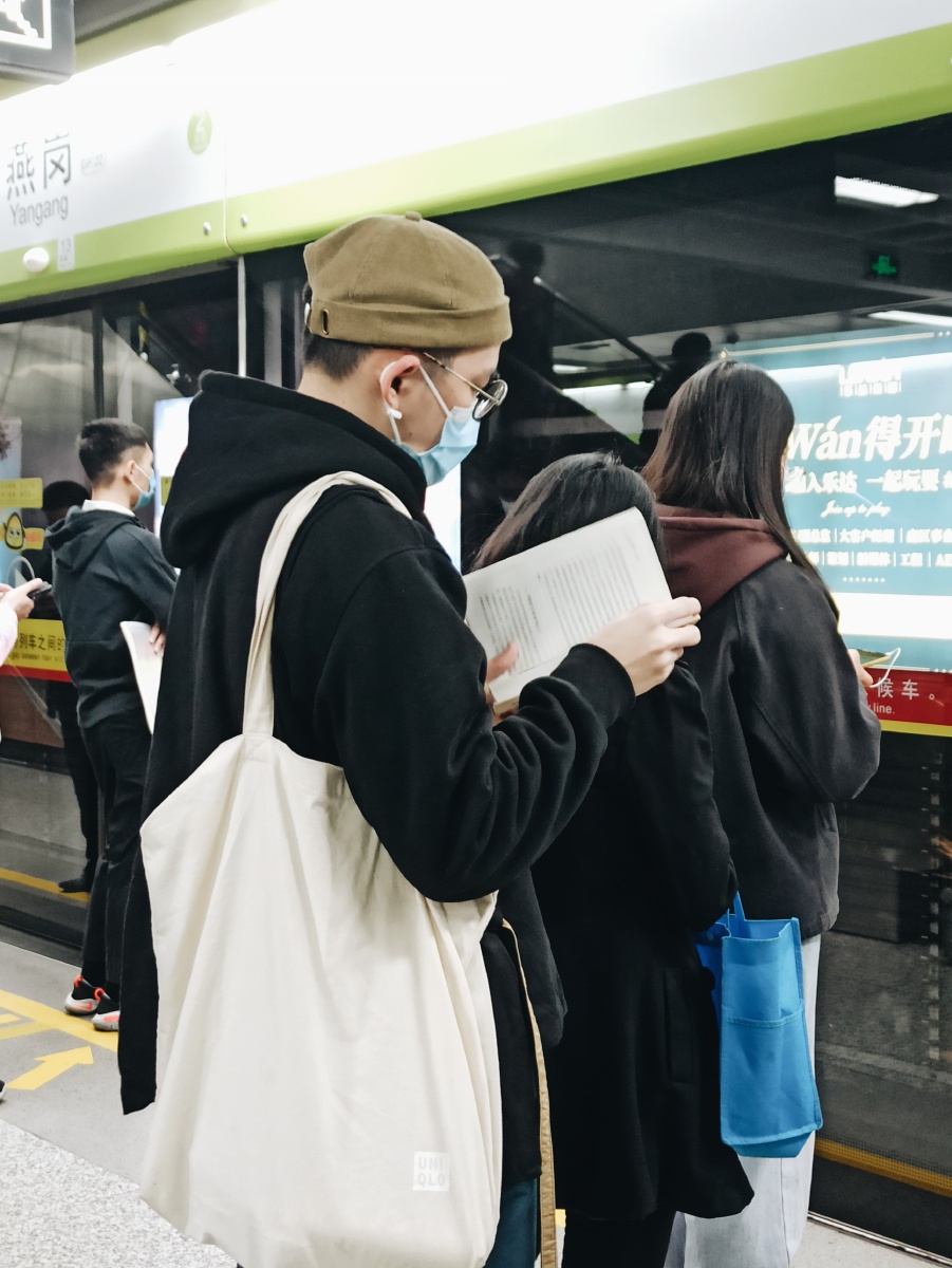 地铁上的读书人广州地铁看书的人