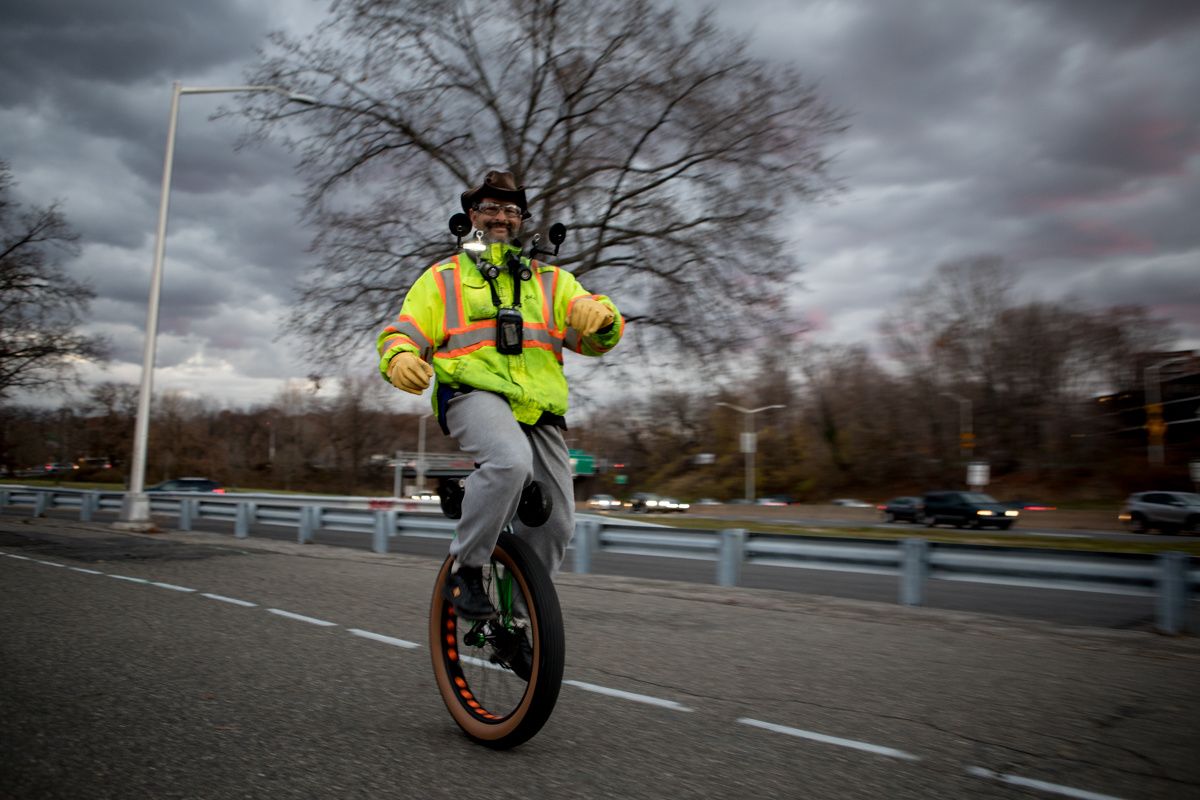纽约郊区骑独轮车的人161202