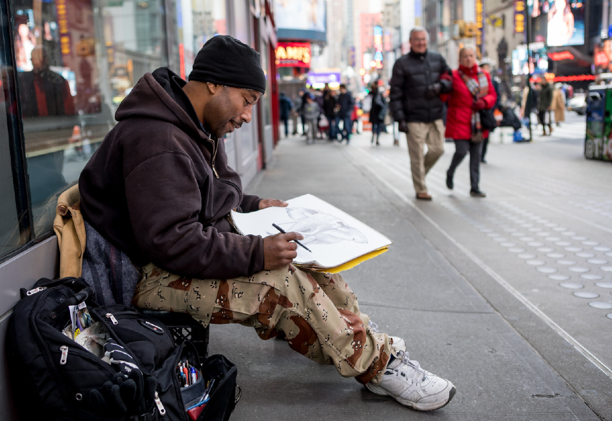 纽约时代广场旁一位流浪画家161213