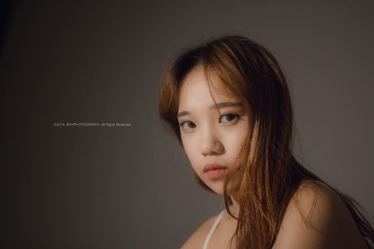 偷偷地看着你 \/ 偷偷地隐藏着自己 - 人像, 佳能