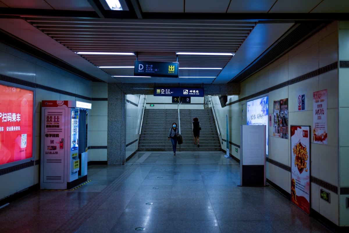 疫情间的地铁站